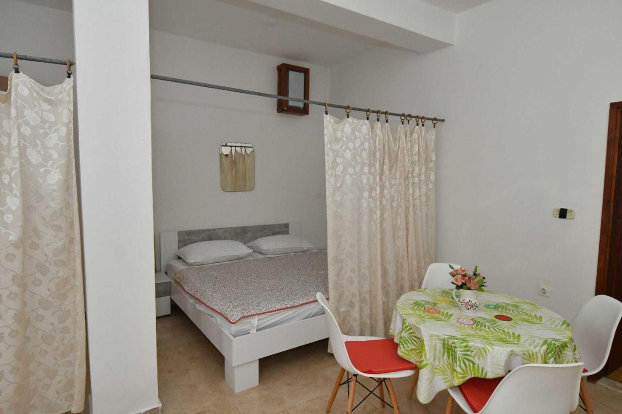 Apartment Dora *