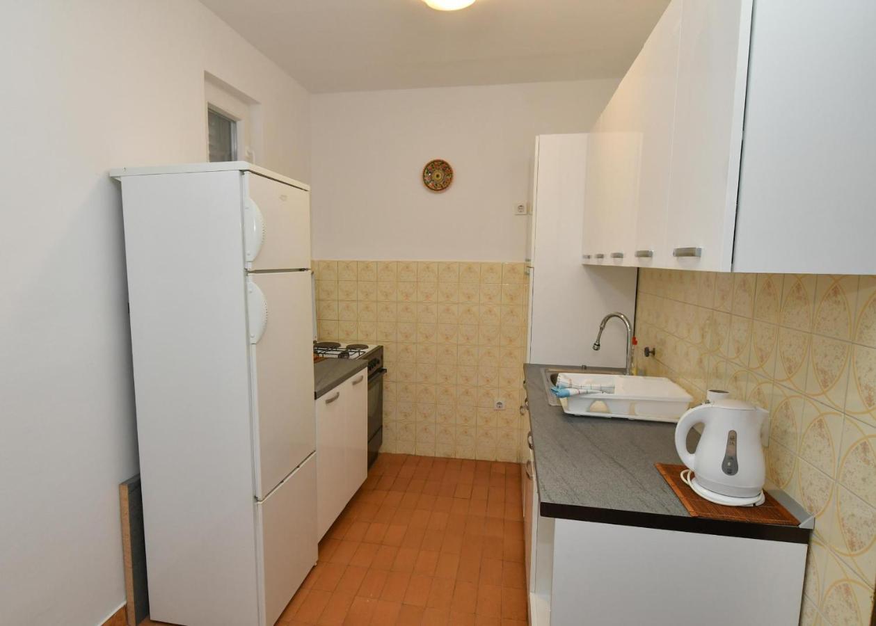 Apartment Dora *
