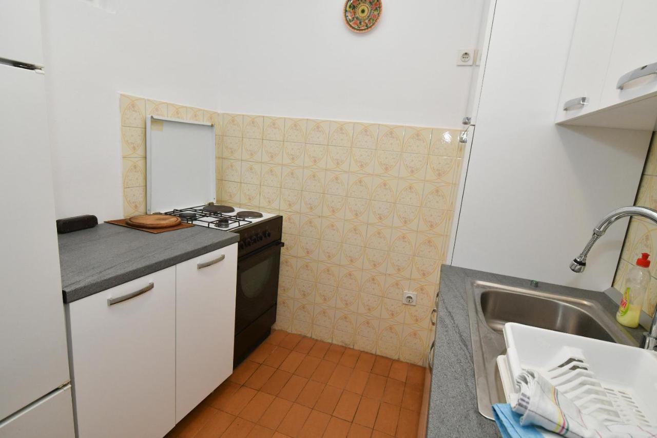Apartment Dora *